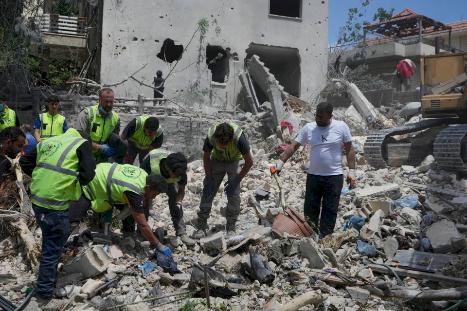 Israël intensifie ses frappes au Liban et le Hezbollah poursuit ses attaques