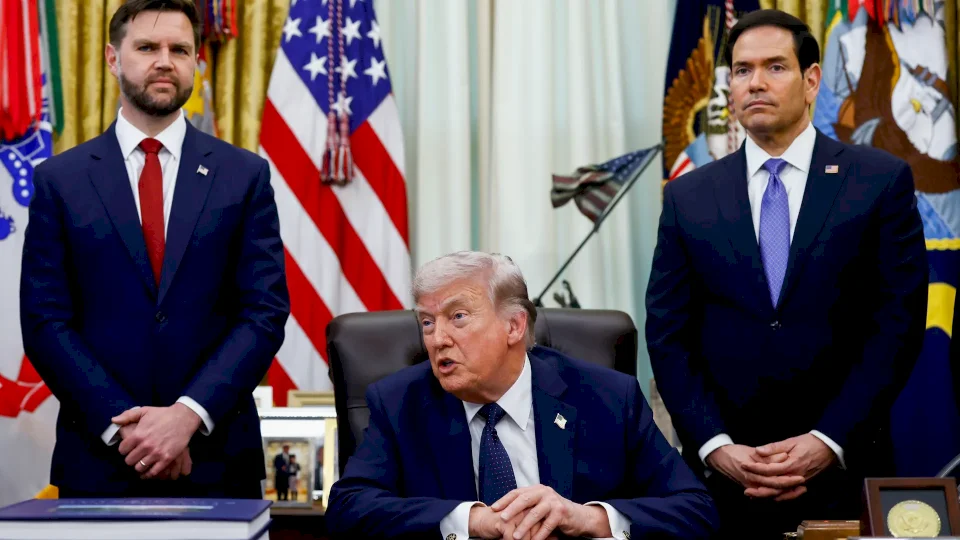 Fin de la réunion de Trump sans résultats.. Hegseth : l'Amérique est "entièrement capable" de reprendre la guerre avec l'Iran