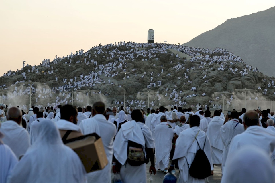 الحجاج يتوافدون إلى عرفات لأداء الركن الأعظم