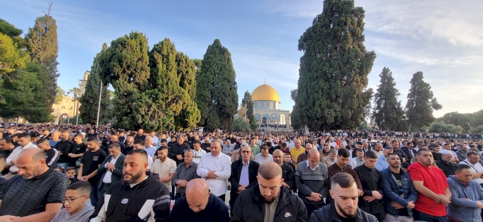 140 000 fidèles prient la prière de l'Aïd al-Adha à la mosquée Al-Aqsa malgré les restrictions de l'occupation