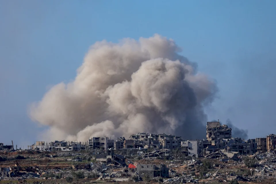 6 Palestinians Martyred in Israeli Shelling of Al-Rimal Neighborhood in Western Gaza