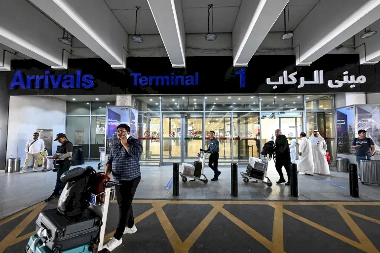 Un mort dans une attaque iranienne visant l'aéroport de Koweït et des dommages aux infrastructures diplomatiques