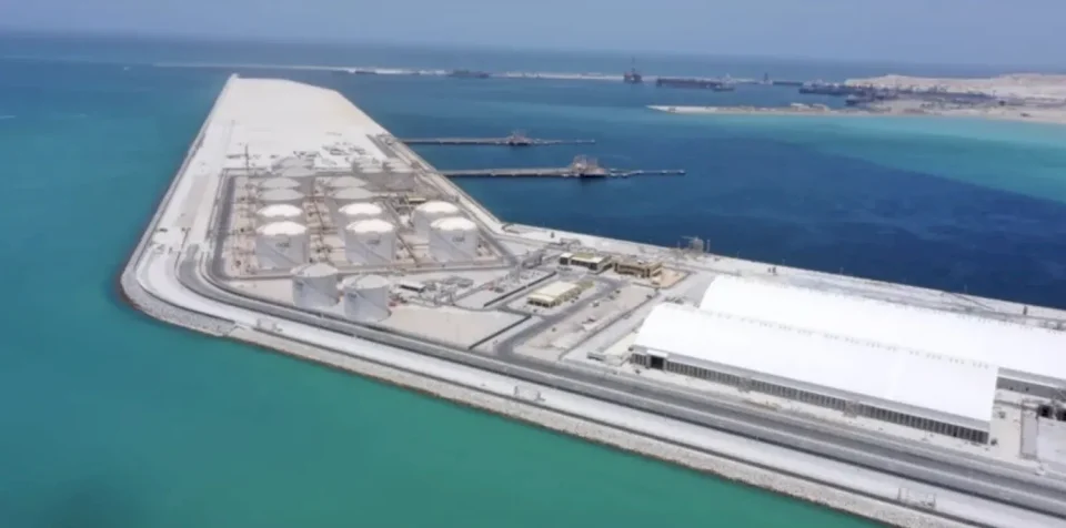 Interruption du chargement de pétrole brut au port omanais après une attaque iranienne