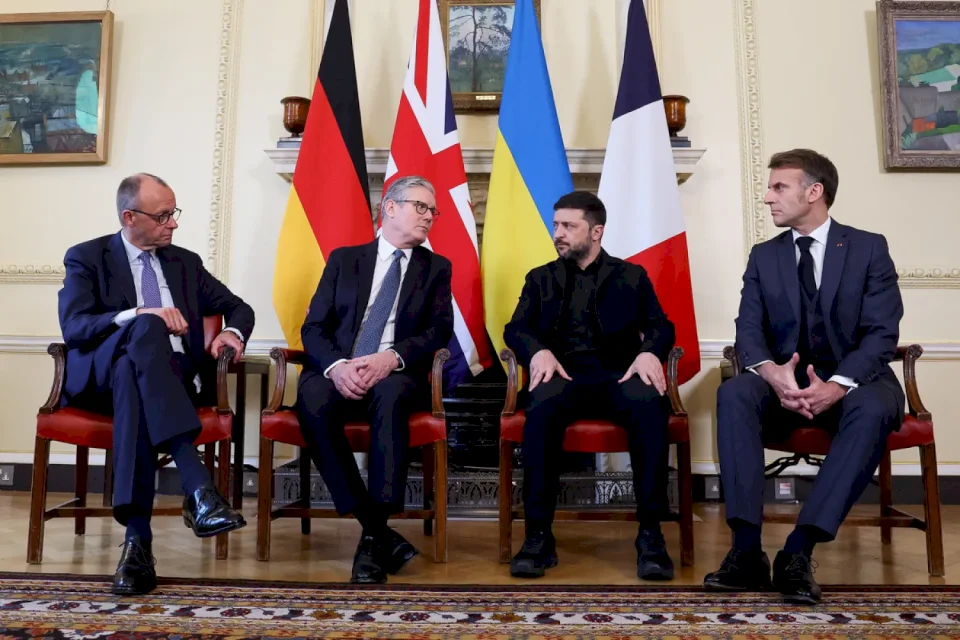 Macron, Merz et Starmer rencontrent Zelensky à Londres dimanche