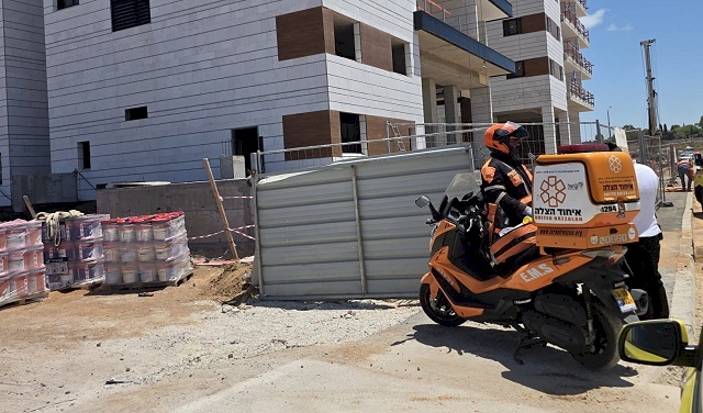 Worker in critical condition after falling from height while working in Netanya in the occupied territories