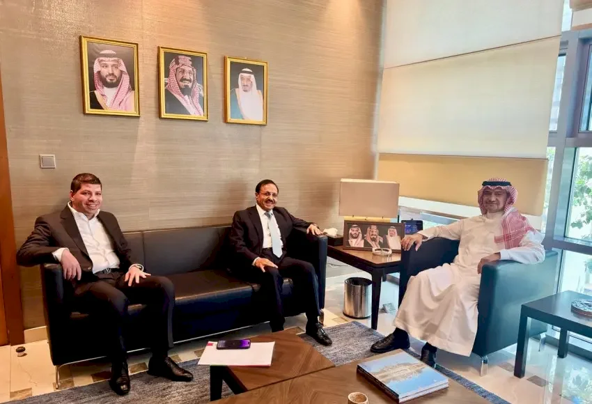 Chairman of the American University of the Middle East Discusses Joint Cooperation with Saudi Prince