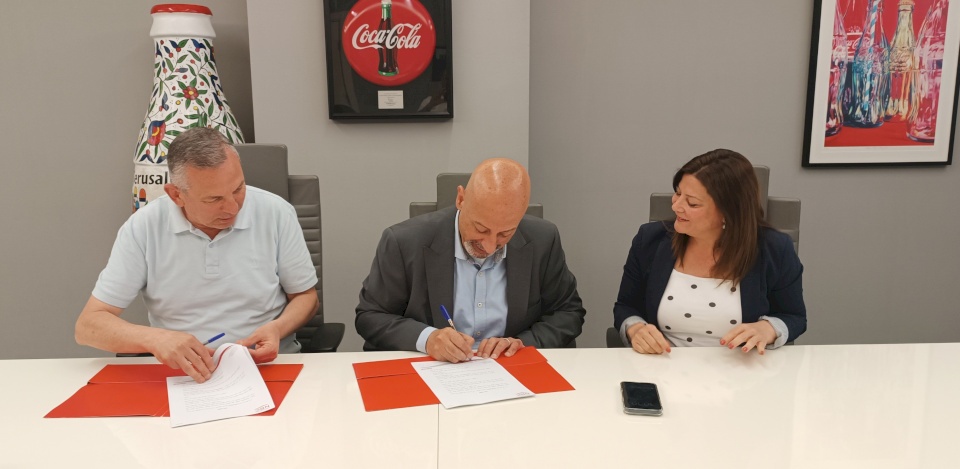 National Beverage Company and De La Salle Club Jerusalem Sign Sponsorship Agreement for the First Basketball Team