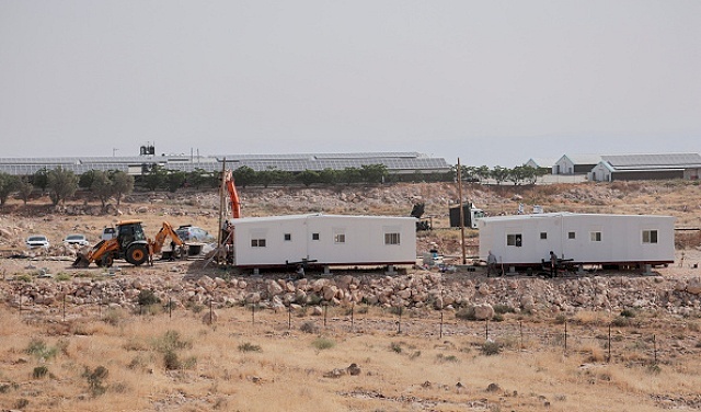 Occupation demolishes a house and a facility in Jerusalem and settlers set up 10 caravans near Bethlehem
