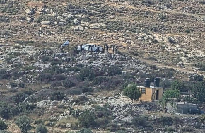 4 blessés lors d'une attaque de colons contre les habitants de Deir Abu Mishal près de Ramallah