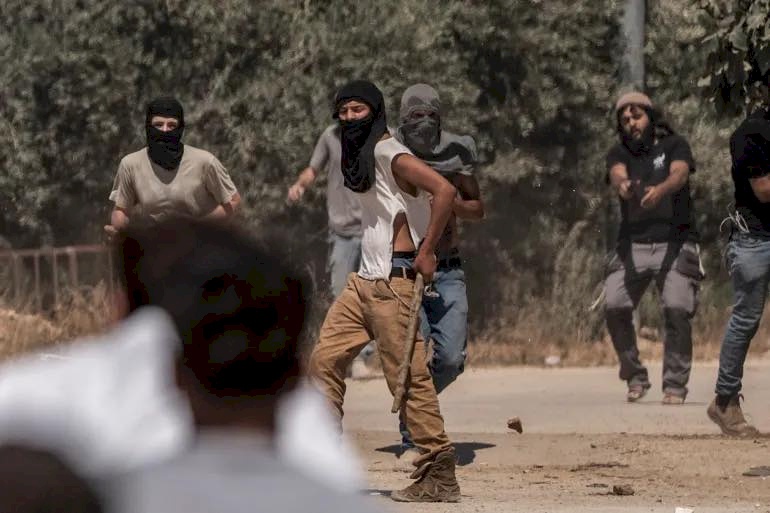 مستعمرون يحرقون أراضي ومركبات ويعتدون على منازل في جيت شرق قلقيلية