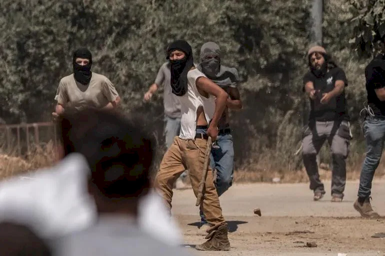 Des colons mettent le feu à des terres et des véhicules et agressent des maisons à Jit, à l'est de Qalqilya