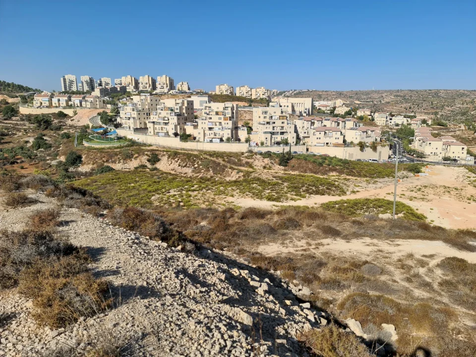قناة عبرية: السفارة الأميركية ستقدم خدماتها للمستوطنين ضمن نشاط لها داخل غوش عتصيون