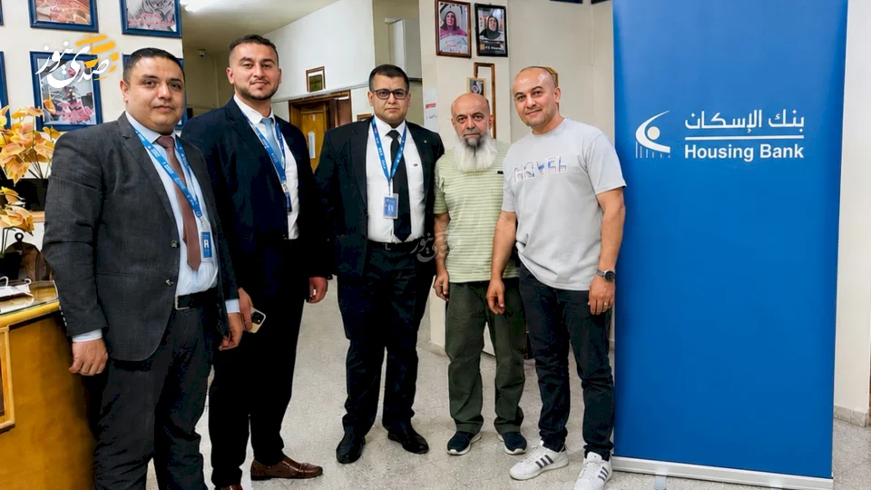 بنك الإسكان يتبرع بأجهزة الكترونية لجمعية بيت المسنين الخيرية في جنين