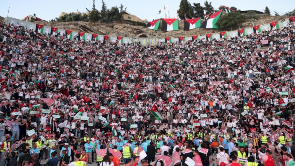 وفاة و8 إصابات بتدافع الجمهور داخل الساحة الهاشمية بعمان خلال مباراة الجزائر والأردن