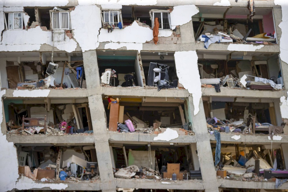 A new earthquake measuring 4.9 hits Venezuela, and the death toll is on the rise