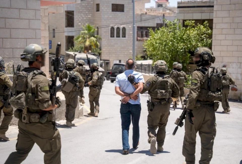 الجيش الإسرائيلي: اعتقال 8 فلسطينيين حاولوا ملاحقة مستوطنين في مخماس