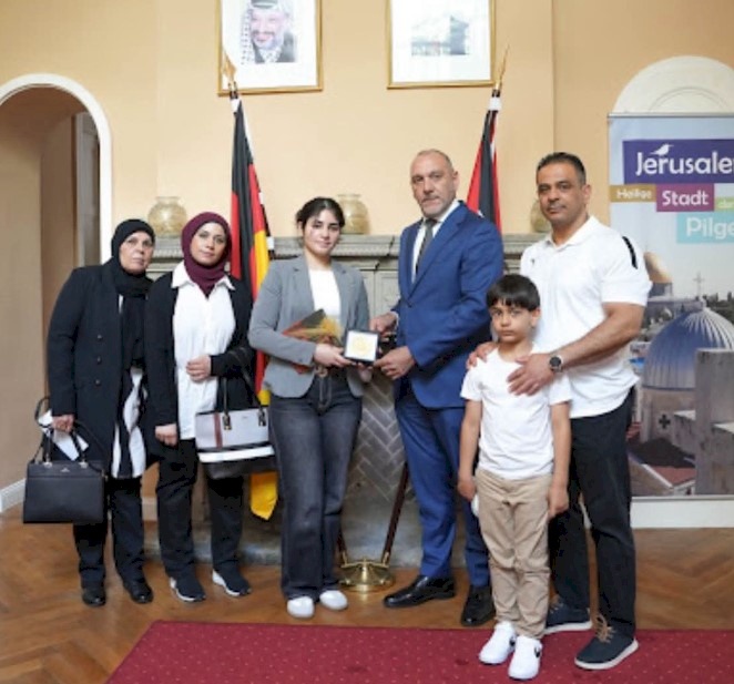 L'ambassadeur Laith Arafah honore l'étudiante Aya Qassem pour son excellence au niveau de l'État de Berlin dans l'examen du baccalauréat allemand (Abitur)