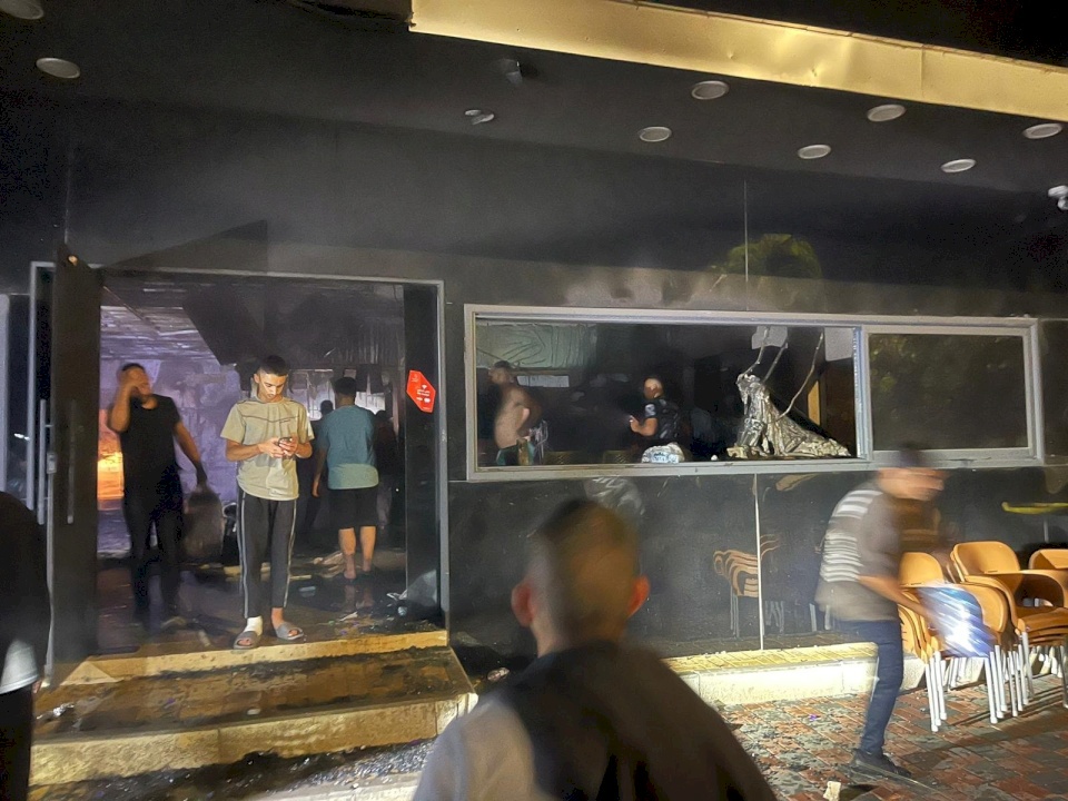 Un million de shekels de pertes : des colons incendié un restaurant à Lubban al-Charqi, au sud de Naplouse (vidéo)