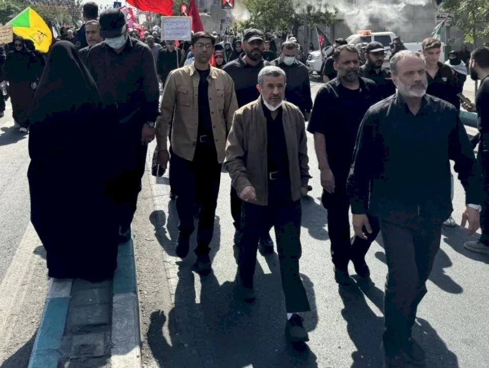 ظهور أحمدي نجاد في تشييع خامنئي يبدد غموضاً أحاط بمصيره
