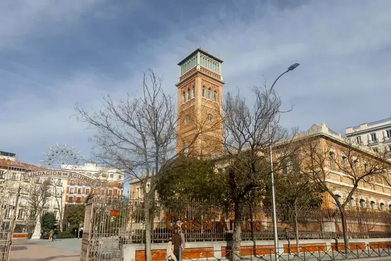 قرار بإخلاء البيت العربي بمدريد.. باهرة عبد اللطيف: يأخذون الجدران لكن الرسالة صارخة