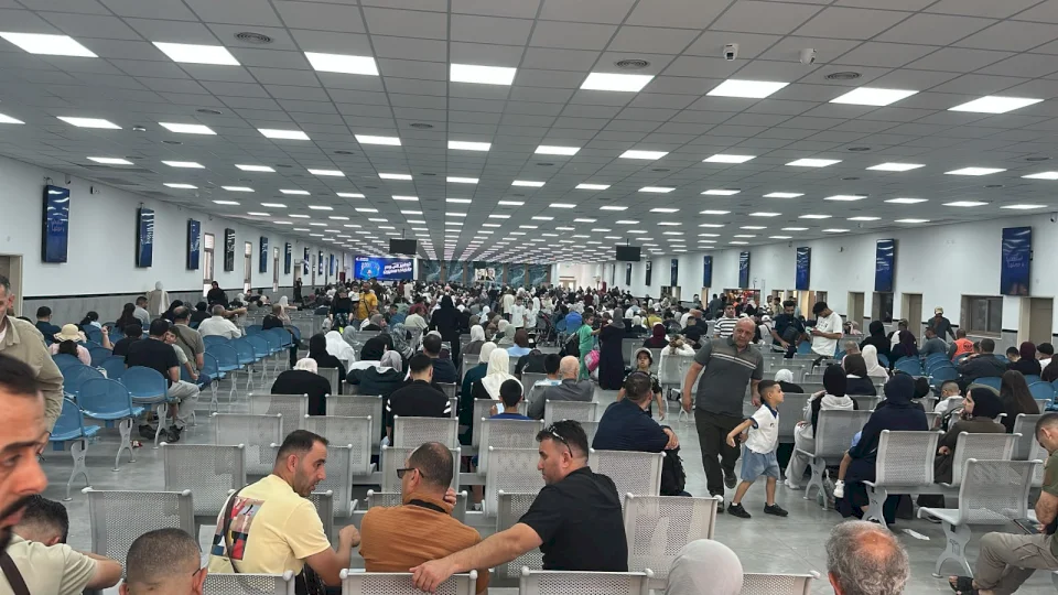 Hundreds of travelers stranded.. Work temporarily halted at the Karama crossing due to an Israeli strike