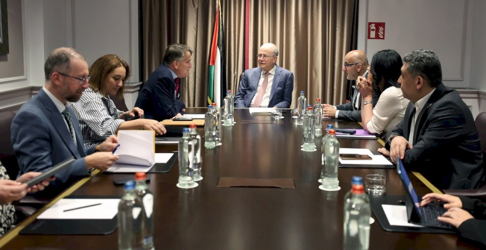 Mustafa rencontre le représentant spécial de l'Union européenne pour le processus de paix au Moyen-Orient et le commissaire général par intérim de l'UNRWA