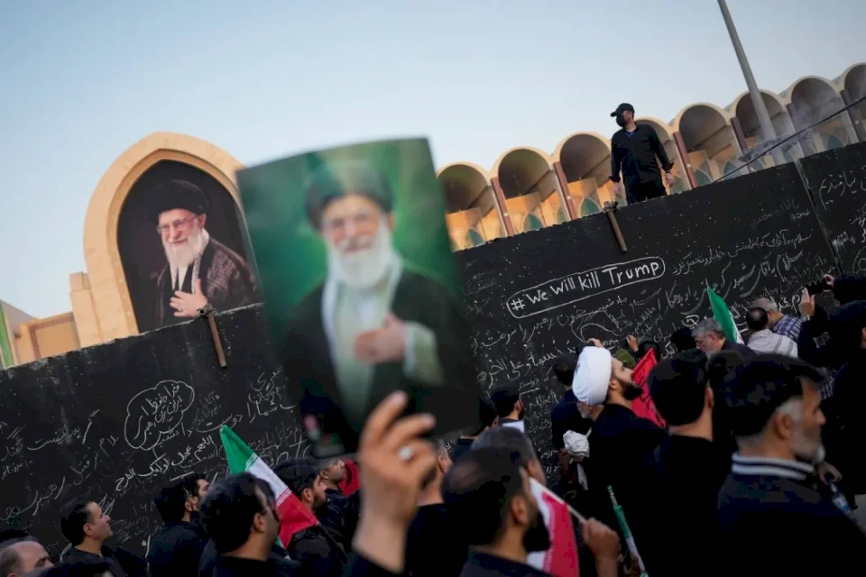 Conflit sur l'héritage de Khamenei en l'absence de Mojtaba.. Les ultras accusent les dirigeants iraniens de « coup d'État »