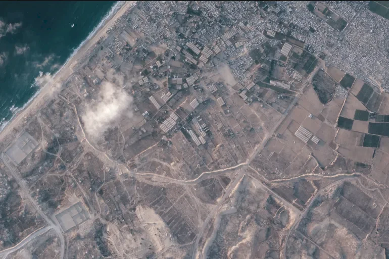 In a Rapid Pace.. The Occupation Builds a Huge Earth Barrier Inside Gaza
