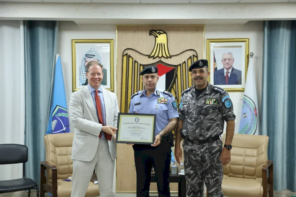 L'Université de Palestine pour les sciences policières reçoit le certificat (IADLEST) dans le cadre de l'association internationale et le certificat d'excellence, se classant première au monde parmi les centres étrangers