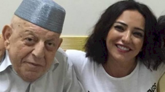 صور| هكذا ظهرت أمل عرفة أثناء تشييع جثمان والدها