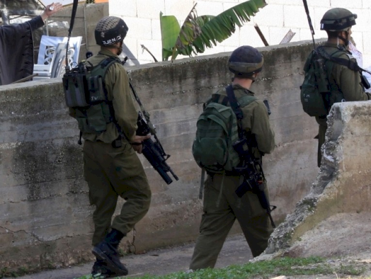 الاحتلال يخطر بهدم منازل في دير أبو مشعل وسلواد