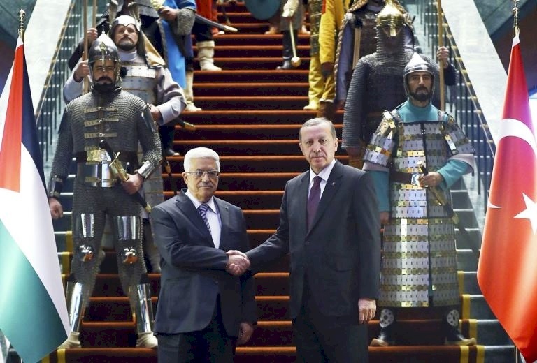أردوغان يفوز بالاستفتاء والرئيس عباس يتصل مهنئا