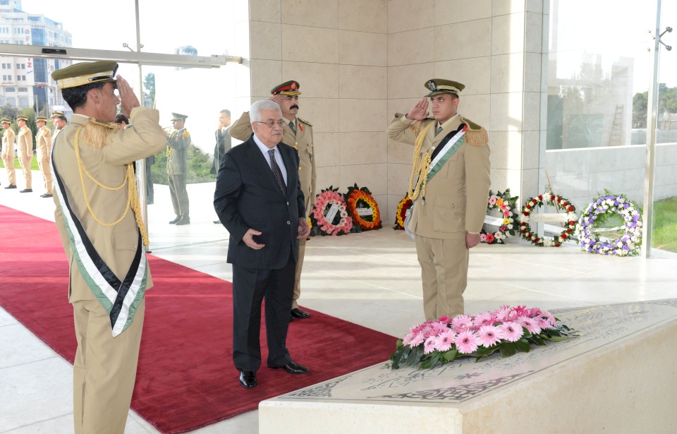 الرئيس يضع إكليلا من الزهور على ضريح الشهيد عرفات 