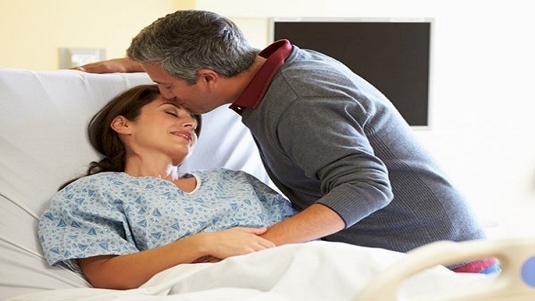 الإمساك بيد الأحباء المرضى يخفف من آلامهم