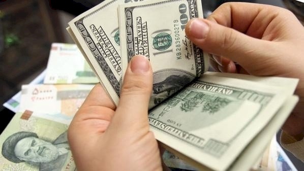 اسعار العملات: الدولار يحافظ على ارتفاعه