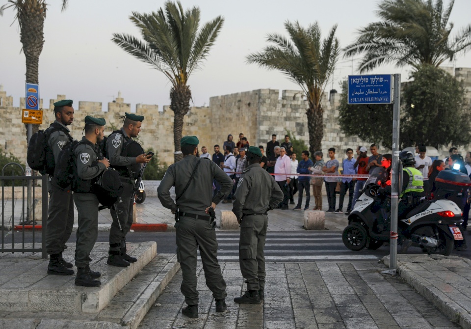 الاحتلال يغلق منطقة باب العامود 