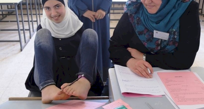 صور...طالبة من غزة تقدمت لإمتحانات الثانوية العامة بدون يدين!