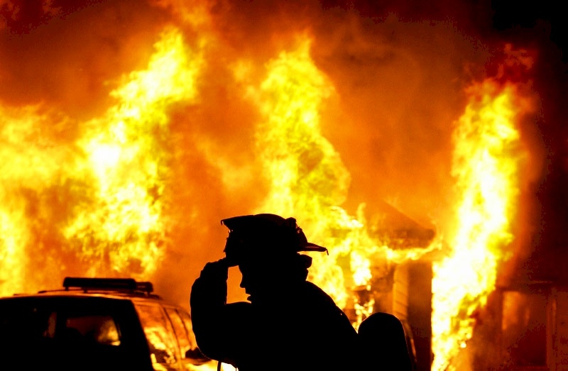 مستوطنون يشعلون النيران بمعرض للمركبات في بيتين شرق رام الله (فيديو)